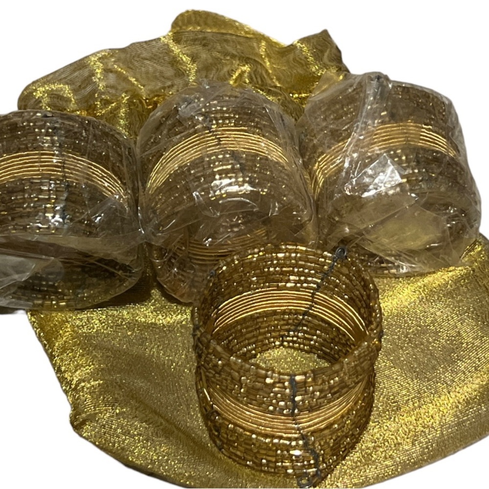 Brand new gold wire napkin rings (4).